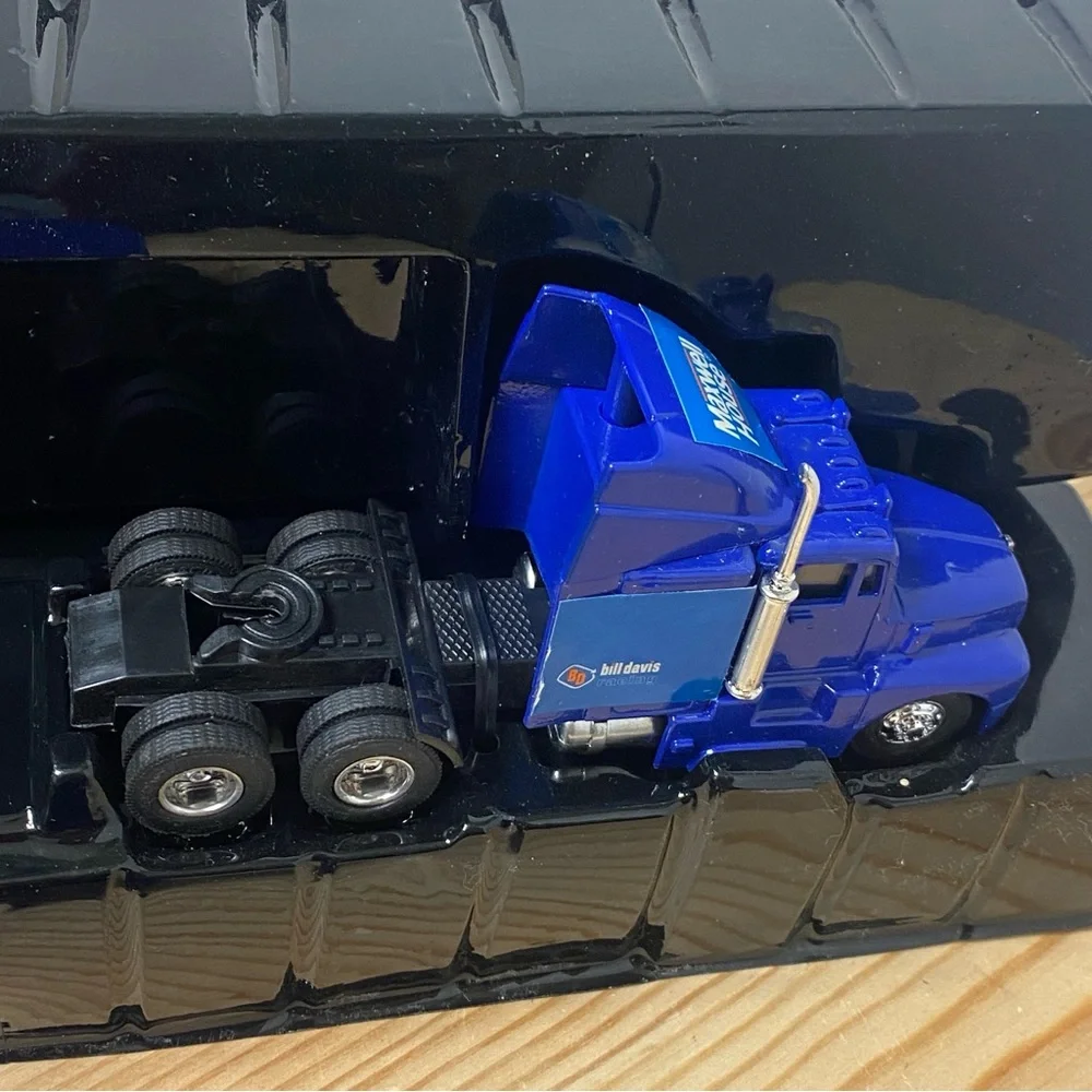 Racing Champions Maxwell House Raceway 1993 NASCAR Racing Team Transporter 1:64